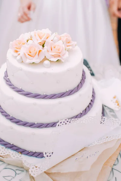 Leckere Hochzeitstorte mit Rosen und lila Sauerrahm dekoriert. — Stockfoto