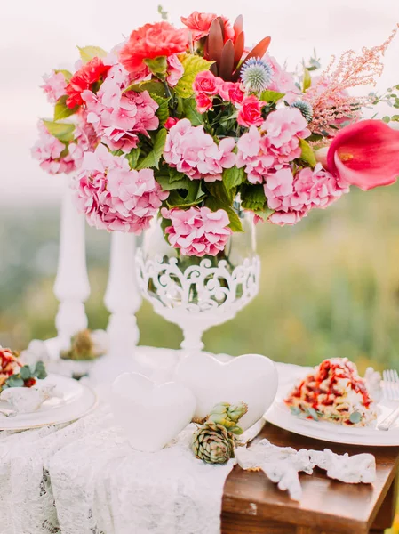 A vista de perto do vaso de belas peônias coloridas colocadas na mesa de casamento nas montanhas . — Fotografia de Stock