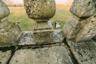 Eski balkon bakmak dans yeni evli çift çimlere.