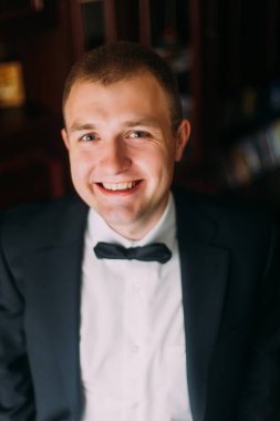 Zarif siyah takım elbise lauthing yakışıklı şık ve kendine güvenen genç adam