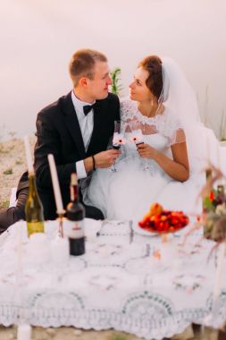 Nehir kenarında romantik piknik mutlu yeni evliler yan görünüm.