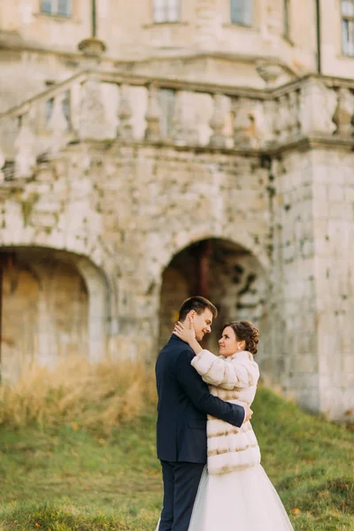 La vue extérieure sensible du couple nouvellement marié câlin . — Photo