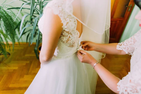 結婚式前に花嫁に服を着せる — ストック写真