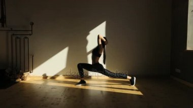 Lunges poz içinde ayakta, boyun holding ve geri stüdyoda taşıma atletik kadın yan görünüm.