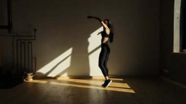 Çekici sportwoman iplik stüdyoda yuvarlak yatay görünüm.