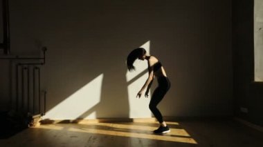 Fitness stüdyosu atlama çekici sportwoman yakın çekim yan görünüm.