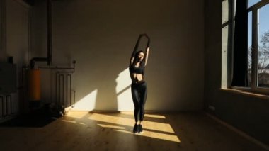 Atletik kadın pilates yapıyor. O eller yükselterek ve pelvis stüdyoda taşıyarak Isınma.