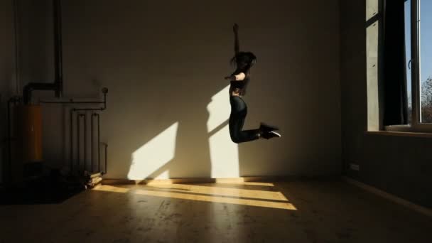 Прыгающая спортсменка в студии. Фитнес-концепция . — стоковое видео