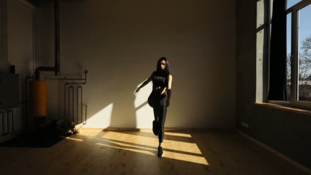 Sport koncept mladá žena zvedání nohy k hrudníku, běhání, skákání a točí se na místě. Umístění aplikace studio. — Stock video