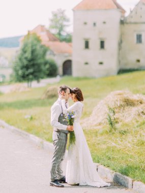 Bouwuet kalenin arka plan holding sarılma yeni evliler tam uzunlukta görünümünü.