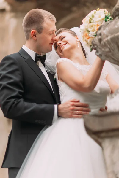 Close-up down view of the groom hugging the smiling bride back. — Stock Photo, Image