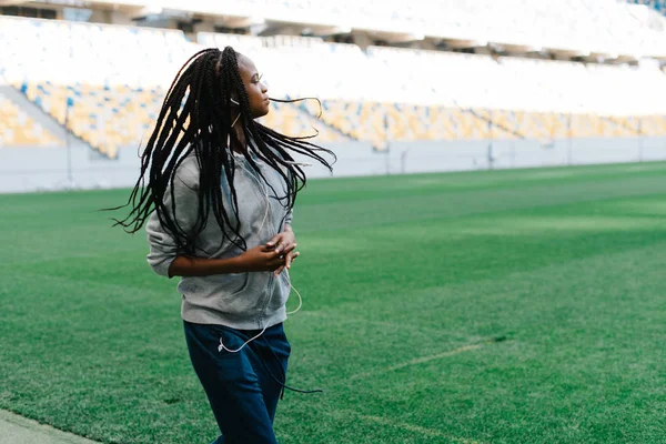 A manhã de jogging no estádio da atleta afro-americana . — Fotografia de Stock