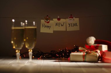 Güzel Noel kompozisyon. Mutlu yeni yıl işareti ipe asmak.