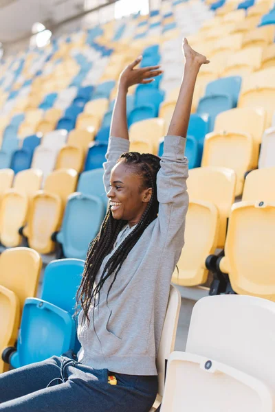 Μισού μήκους πορτραίτο της η χαρούμενη αφροαμερικάνικης έφηβο cheerfing για την ομάδα για το γήπεδο. — Φωτογραφία Αρχείου