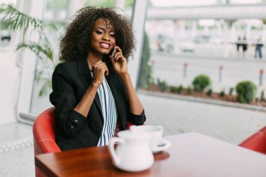 Cep telefonu oldukça Afro-Amerikan kız konuşur. Cafe konumu.