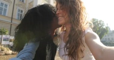 Selfie sarılma ve yanak içinde birbirlerini öpmeye güzel çekici kız. Yakın çekim görünümü.
