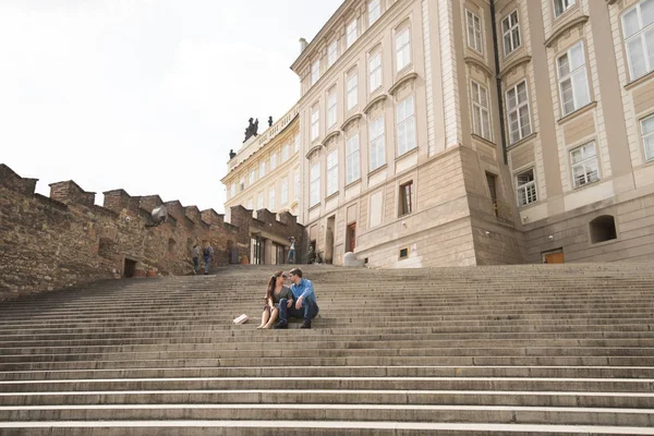 Mutlu güzel sevgi dolu çift strais Prag oturuyor.