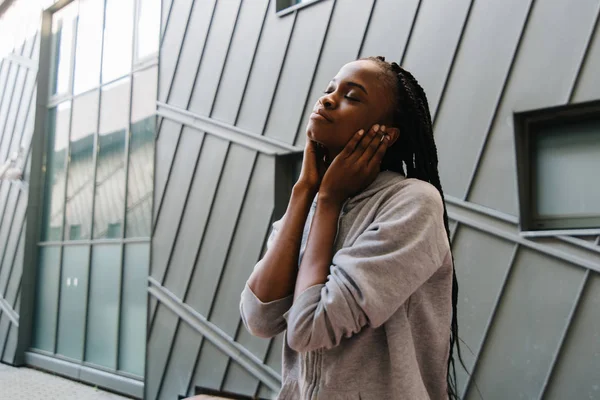 Close-up kant portret van het vrij Afro-Amerikaanse meisje genieten van de muziek in de koptelefoon. — Stockfoto