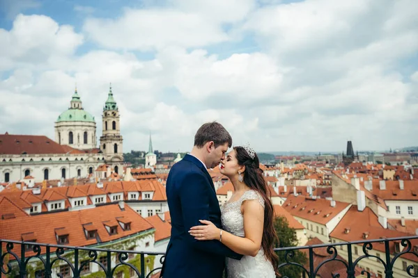 A szép, ifjú pár átölelve a háttérben a prágai érzéki közeli oldala portréja. — Stock Fotó