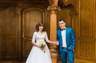 Barok kalede güzel fotoğraf mutlu sadece evli tutan eller.