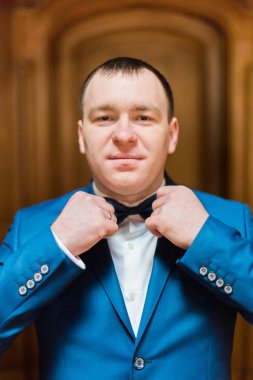 Damat papyon düzeltir. Yakın çekim portre.