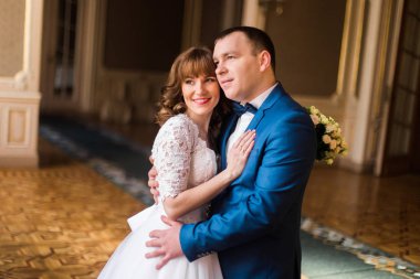 Bir kenara arıyorsunuz yeni evliler sarılma. Yatay görünüm.