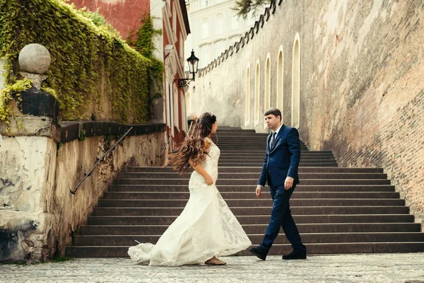 Ενεργό νεόνυμφο ζευγάρι χορεύει στον δρόμο της αρχαία Πράγα. — Φωτογραφία Αρχείου