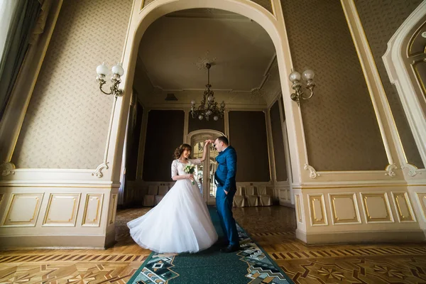 Güzel sadece evli eski sarayda dans yakından görmek. — Stok fotoğraf