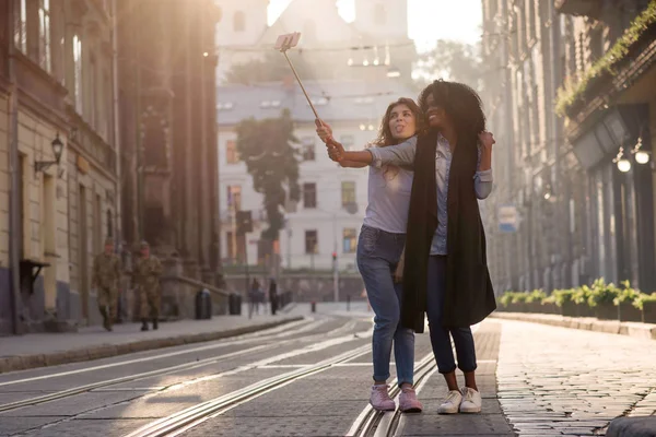 Amigos felizes posando para câmera. Raparigas a fazer selfie. Uma rapariga é afro-americana. . — Fotografia de Stock