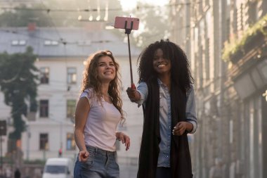 Mutlu kız srlfie güzel bir sokakta yapma. Bir kız siyah.