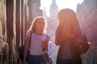 Kasaba ve sahip konuşma aroung yürüme çekici genç kadın cool.