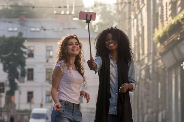 Mutlu kız srlfie güzel bir sokakta yapma. Bir kız siyah.
