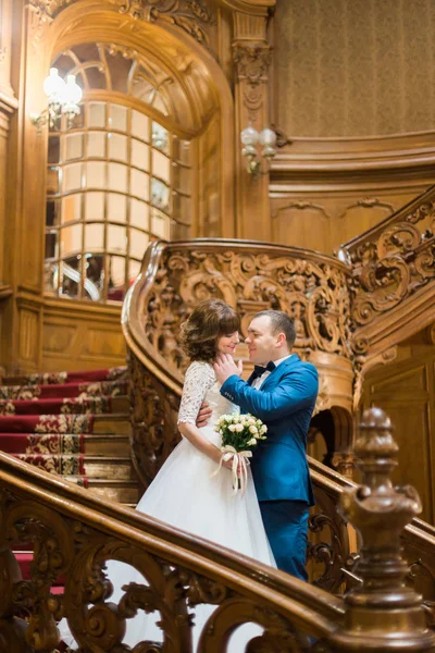 Kapalı portresini duyarlı mutlu damat gelinin yanak eski evde okşayarak.