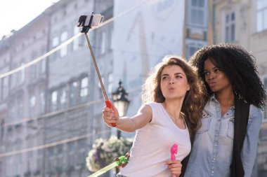 İki güzel genç kadın selfie yapma atış kapatın. Zenci kadın beyaz arkadaşı ile.