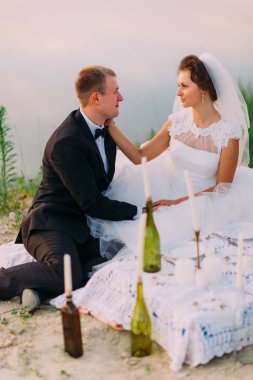 Gelin Damat çehresini deniz kenarı onların piknik sırasında okşuyor.