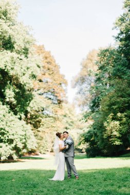 Düğün çift yaz Park ihale kucaklama