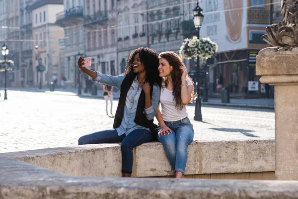 İki mutlu turistler güzel şehir gezi yakınındaki selfie yaparak.