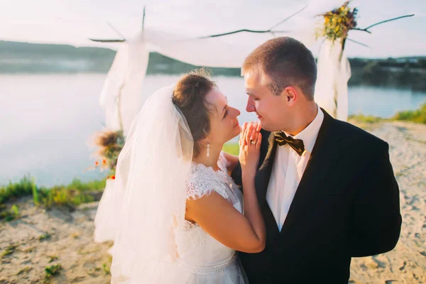 Το οριζόντιο close-up πορτρέτο της νύφης ακουμπά στον ώμο του γαμπρού κοντά στον ποταμό. — Φωτογραφία Αρχείου