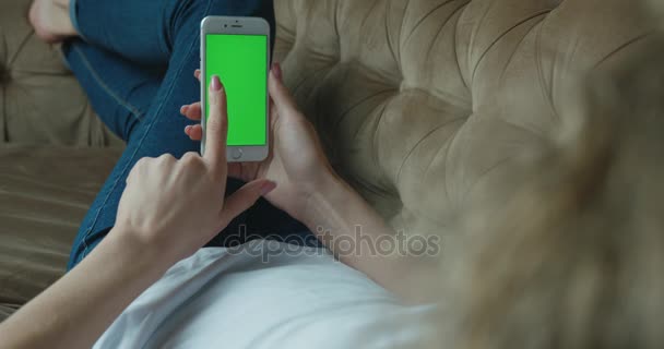 De handen van de vrouw zijn bedrijf van de mobiele telefoon en het bericht aan het typen. — Stockvideo