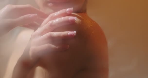 Die einfühlsame Nahaufnahme der charmanten Frau, die unter der Dusche die Schultern berührt. — Stockvideo
