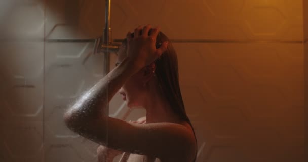 Sensible Komposition der starrsinnigen Frau unter der Dusche. das Seitenporträt. — Stockvideo