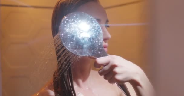 매력적인 여자는 머리를 세척 하는 동안 샤워를 걸립니다. 샤워 보일 러에 sunlits. — 비디오