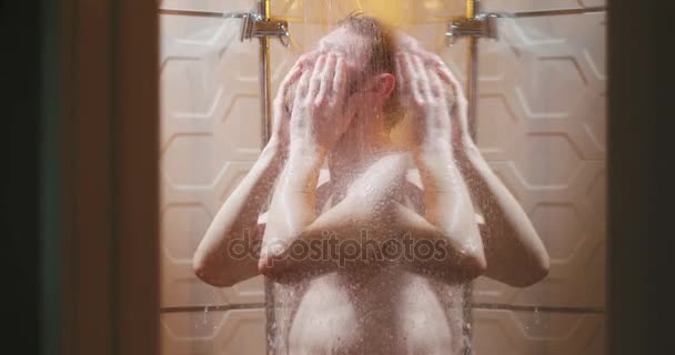 La vue latérale horizontale de l'homme bouleversé avec la barbe prenant la douche . — Video