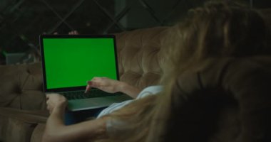 Kanepede döşenmesi ve yazarak, laptop yolu ile sohbet kadın kompozisyon.