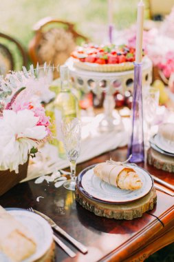 Kraft kağıt ve arka plan bulanık mumlar ve düğün meyveli kek, halat sarılı yukarıdaki görünümü güzel kruvasan üzerinde.