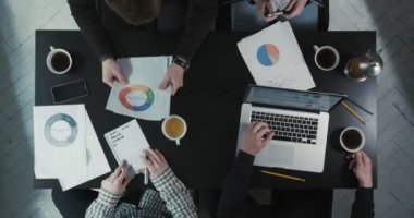 Takım iş sorunlarını tartışmak ve tam hızda çay içme. Grafikler, Çizelgeler ve dizüstü bilgisayar kullanımı. Görünümünün üst.