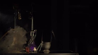 Yatay görüş-in duman ekipman nargile bileşimi. Kalın duman bulutu karanlık Studio kompozisyon kapsayan.