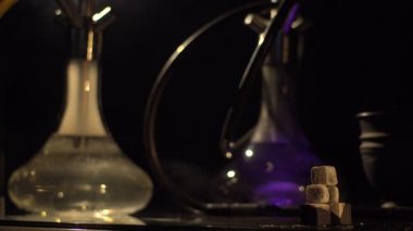 Nargile köz piramit değişen renkler nargile bulanık arka plan yerleştirilir. Büyük kalın bulut duman kompozisyona geliyor.