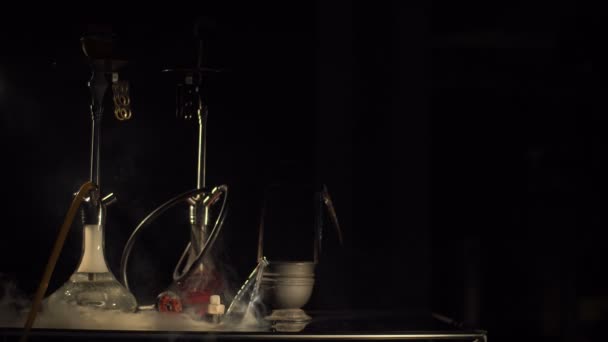 Composición de Hookah en el estudio oscuro. La nube de humo envuelve el equipo de humo y cambia de color hookah . — Vídeo de stock