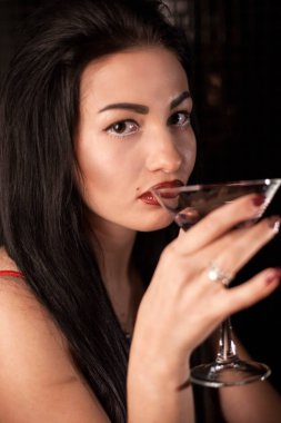 Bir barda kokteyl içme güzel Bayan portresi.